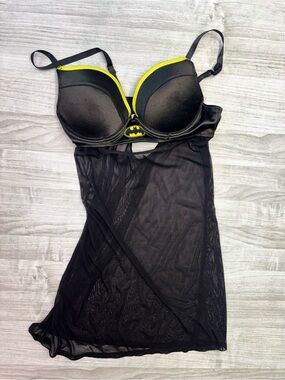 DC Comics Black and Yellow Batman Logo Mesh Chemise Size Medium